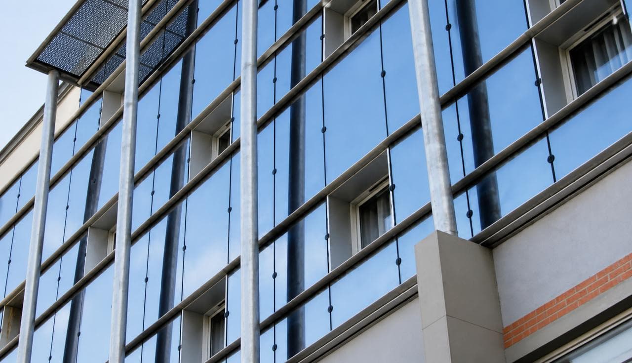 Façade vitrée contemporaine — assistance maîtrise d'ouvrage