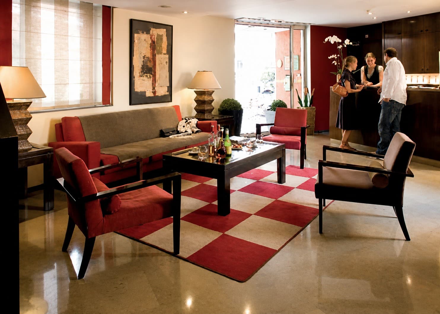 Lobby d'hôtel — fauteuils rouges et réception