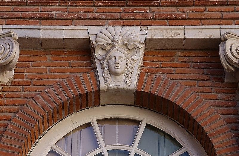 Grand Hôtel Garonne 5★ Toulouse — façade en briques avec mascaron sculpté