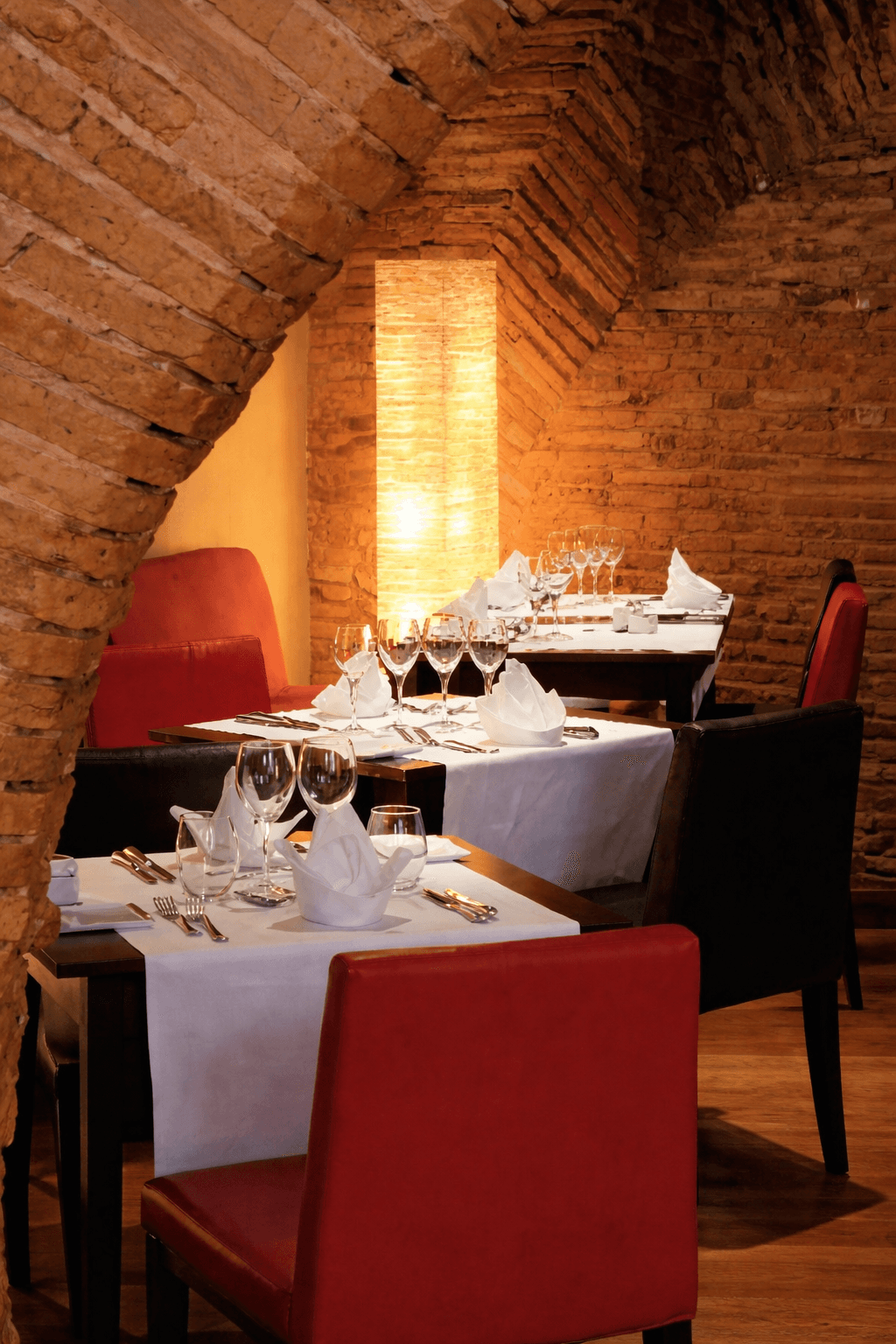 Restaurant gastronomique sous voûtes en briques — référence Courtois Conseil