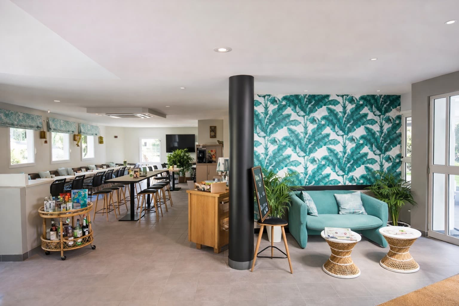 Hôtel Altica Port d'Arcachon — accueil avec décoration florale contemporaine