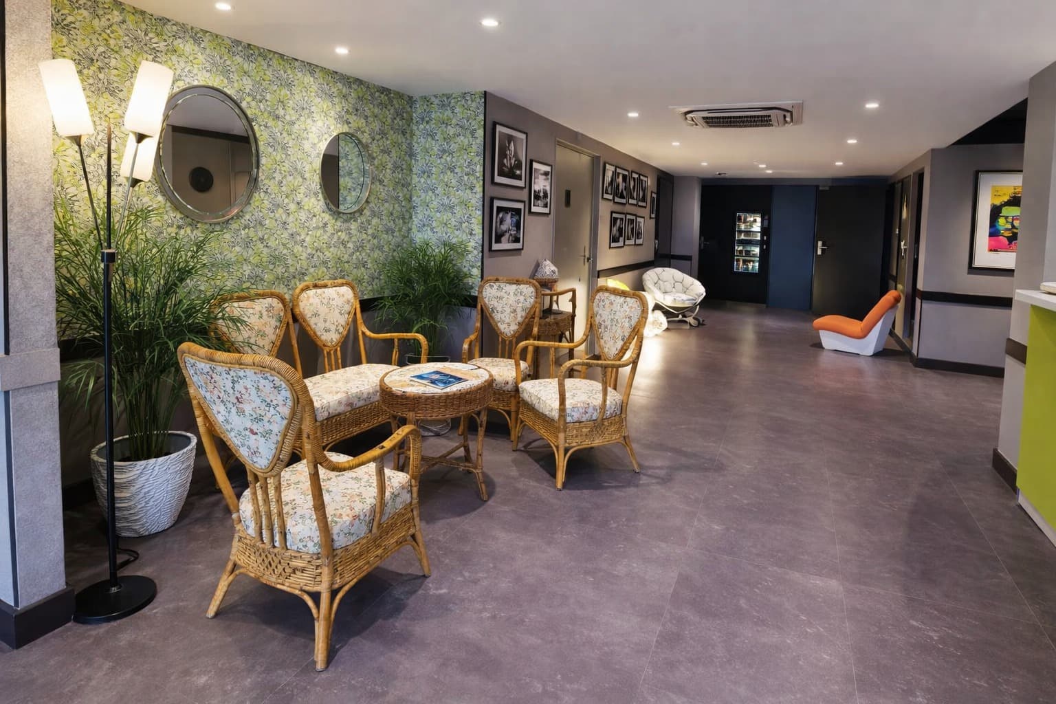 Hôtel Altica Floirac — salon avec papier peint vert tropical